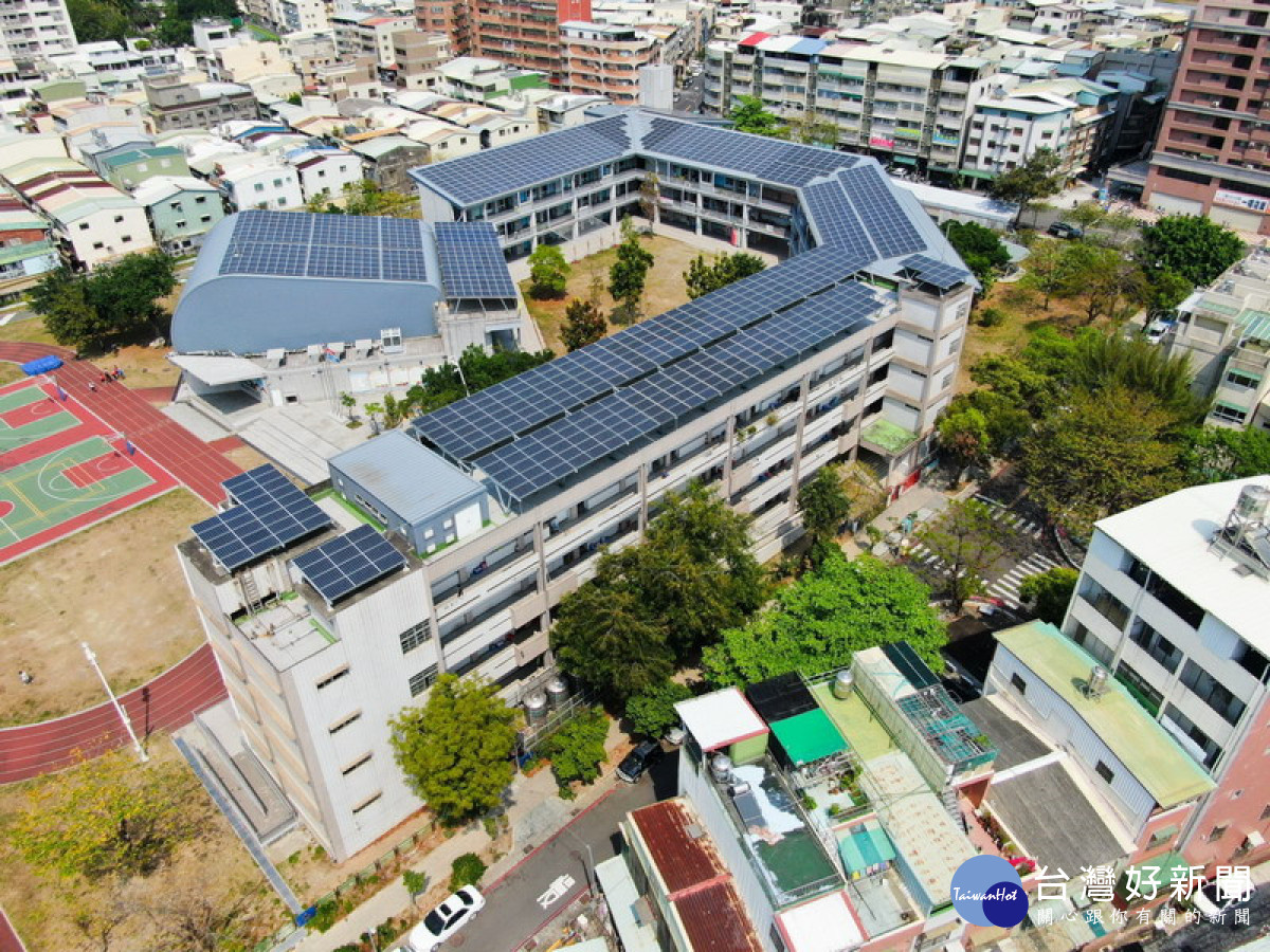 ▲高雄市前鎮區樂群國民小學，屋頂設置容量306.36kWp，發電量391,375度_0_0。