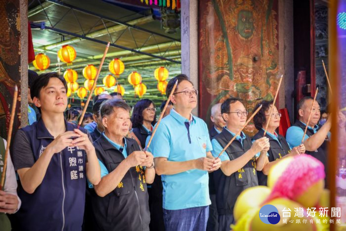 市長與來賓一起參香祈福。