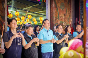 市長與來賓一起參香祈福。