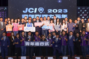 桃園市長張善政出席「JCI未來城市 青年進行式論壇」與國際青年商會成員合影。