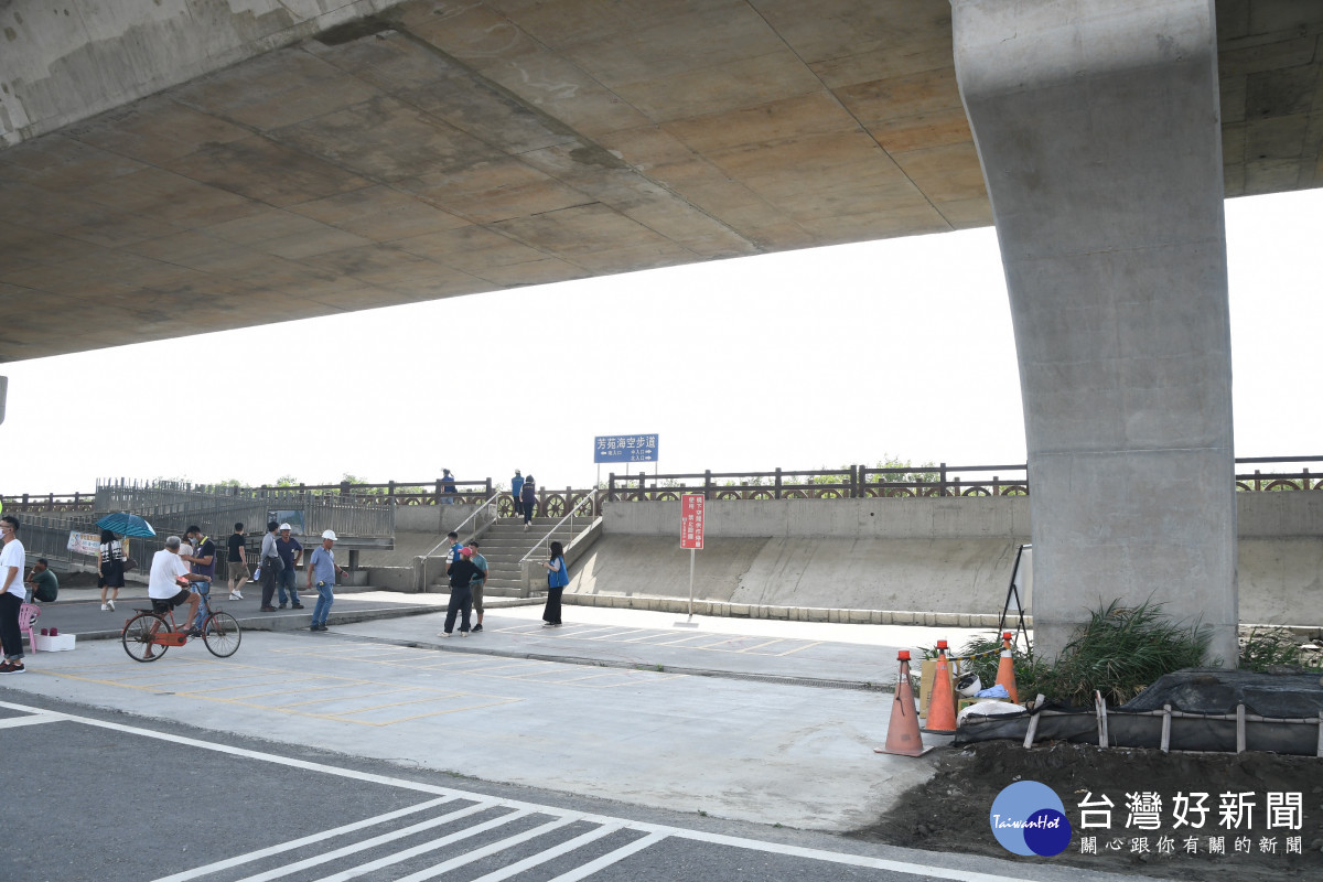 亮點海空步道台61線橋下空間，過年前多一個𨑨迌、乘涼的地方。圖／彰化縣政府提供