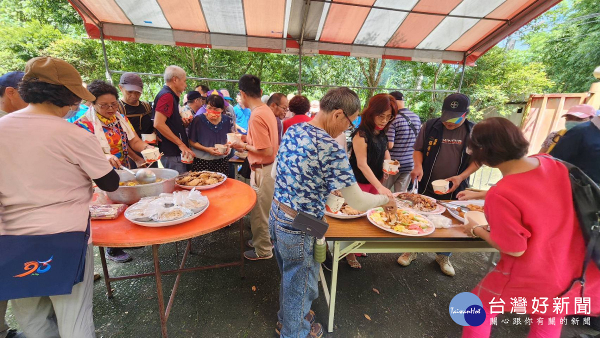 台中市豐原區萬里長城登山步道第一階段興闢工程動工，地方人士自掏腰包辦桌慶祝。