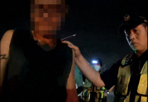 布袋分局員警查獲身揹七條通緝的莊姓男子／陳致愷翻攝