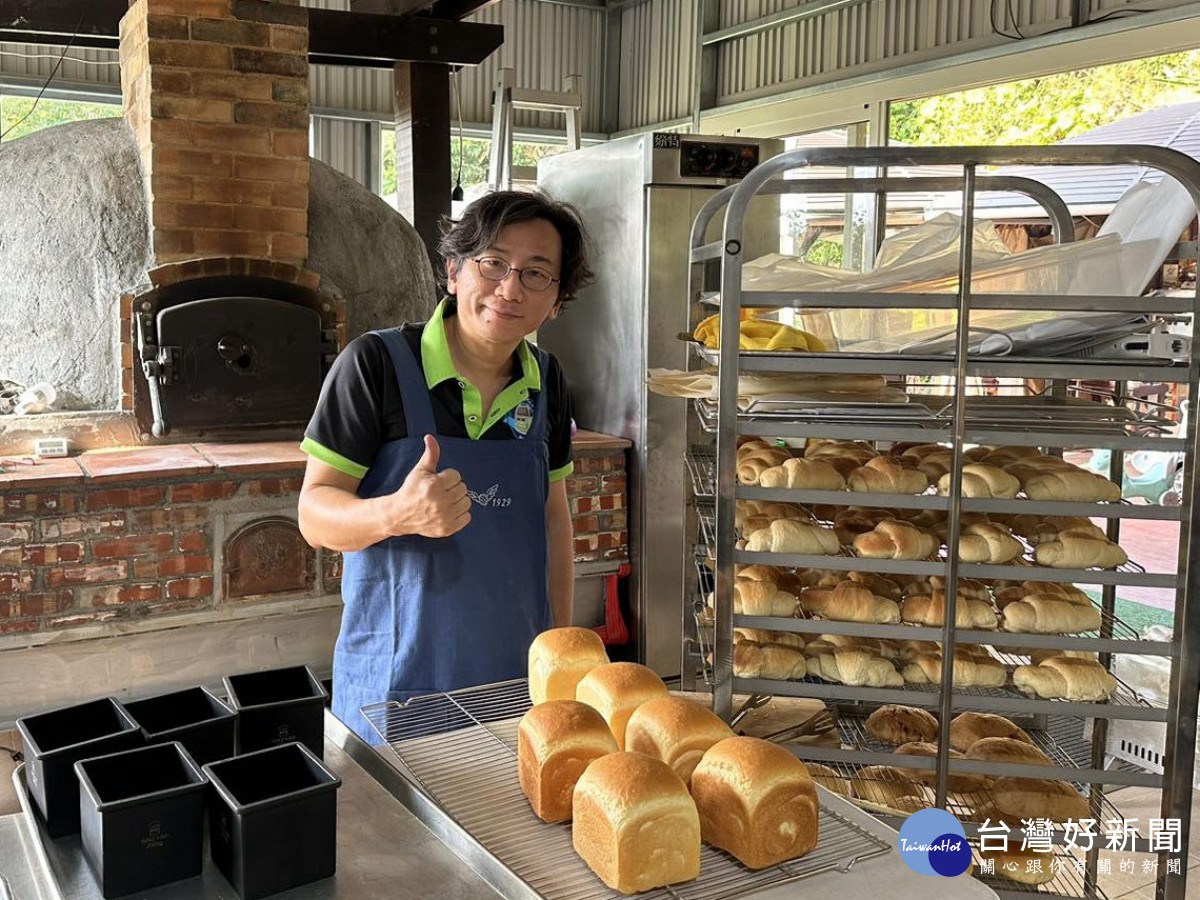 賴建良參加烘焙職前訓練，甚至研發出窯烤米麵包，頗受消費者好評。