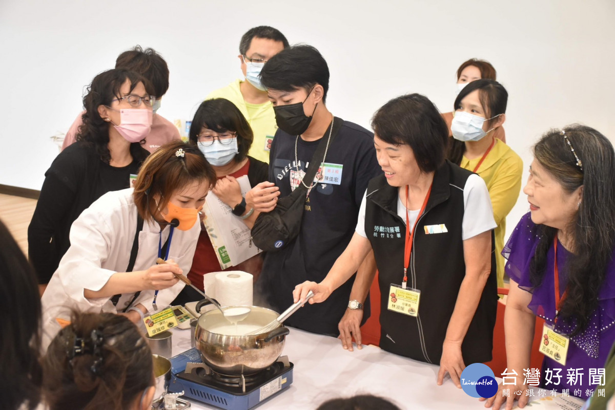 學員們體驗製作果凍甜點。