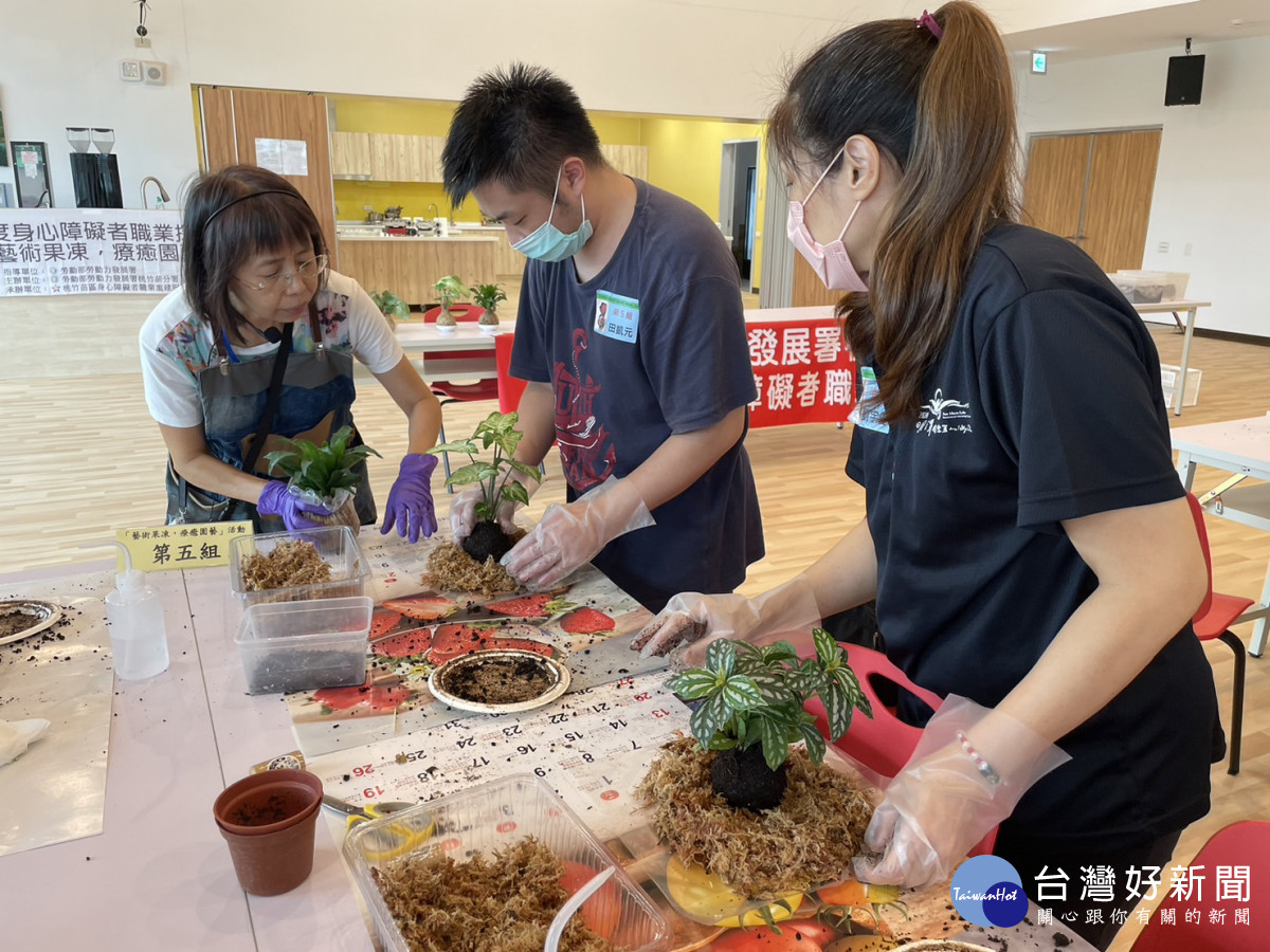 學員在園藝職人指導下體驗苔球。