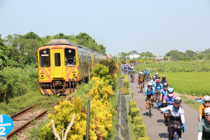 車友們追到火車，十分興奮。圖／參山處提供