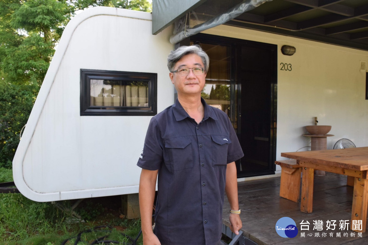 游勝翔偶然接觸露營而決定轉行創業，參加職訓後成功打造露營車營地大受好評。