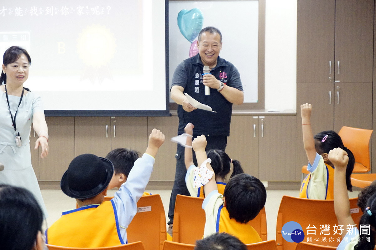 「戶政知識王」搶答過程中，小小朋友踴躍舉手搶答。