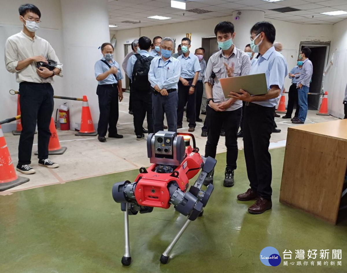 ▲勞工局在中油公司舉辦智慧石化論壇，現場展示智能巡檢機器人的應用。