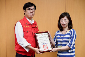 ▲高市勞工局股長曾雅玲獲頒廉潔楷模。