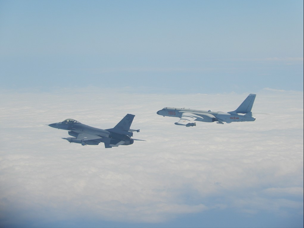 中共轟6-K（右）逾越中華民國AIDZ，中華民國空軍F-16戰機（左）伴飛執行監控任務。（圖／資料照片，圖源：中華民國國防部提供）