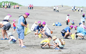 勞工及眷屬們休閒同樂，推廣珍惜海洋資源、維護海岸生態的觀念。