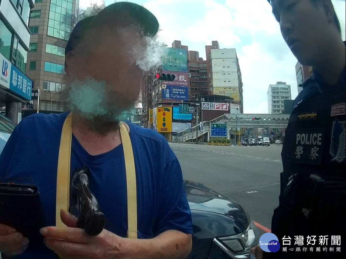 老翁不信被詐堅持匯款，警巧計勸服。