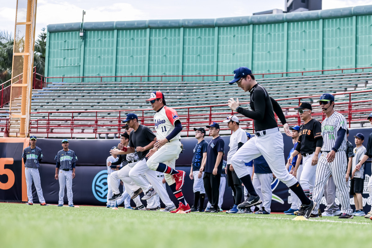 臺北興富發棒球體驗營學員們與球員一同在職業級球場上體驗訓練日常