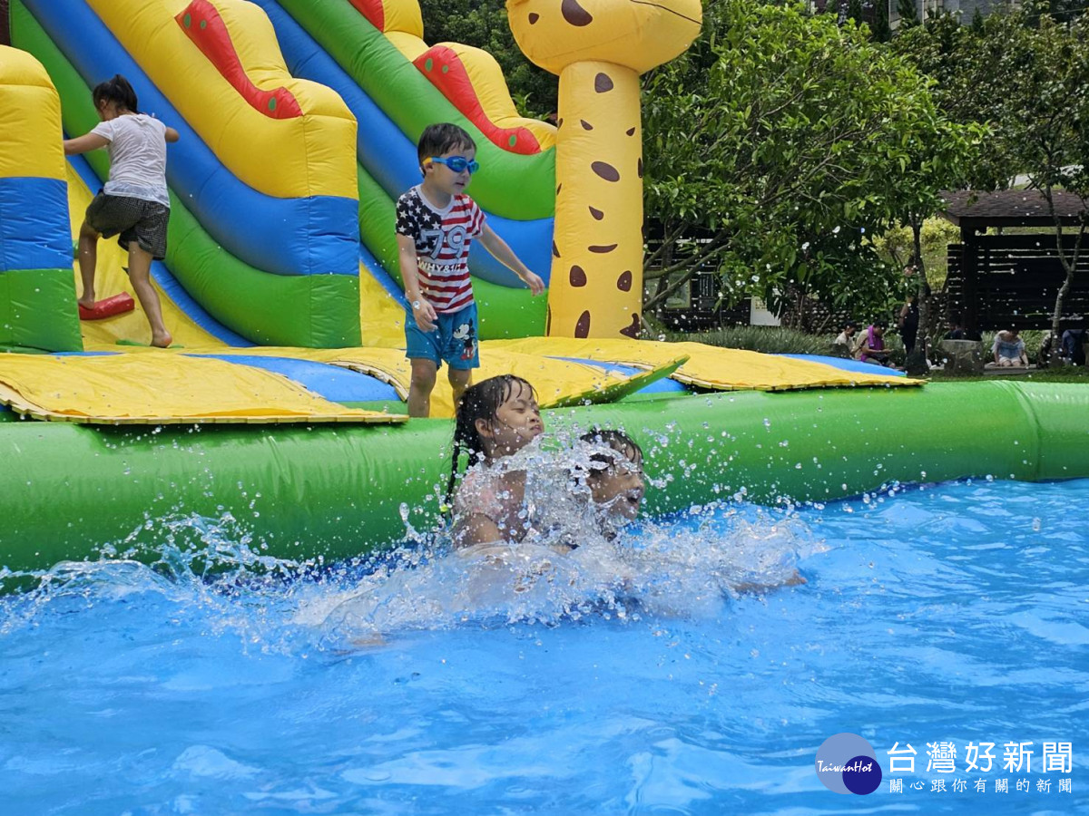 「谷關溫泉公園」水滑梯吸引許多家長帶小孩前來戲水消暑。