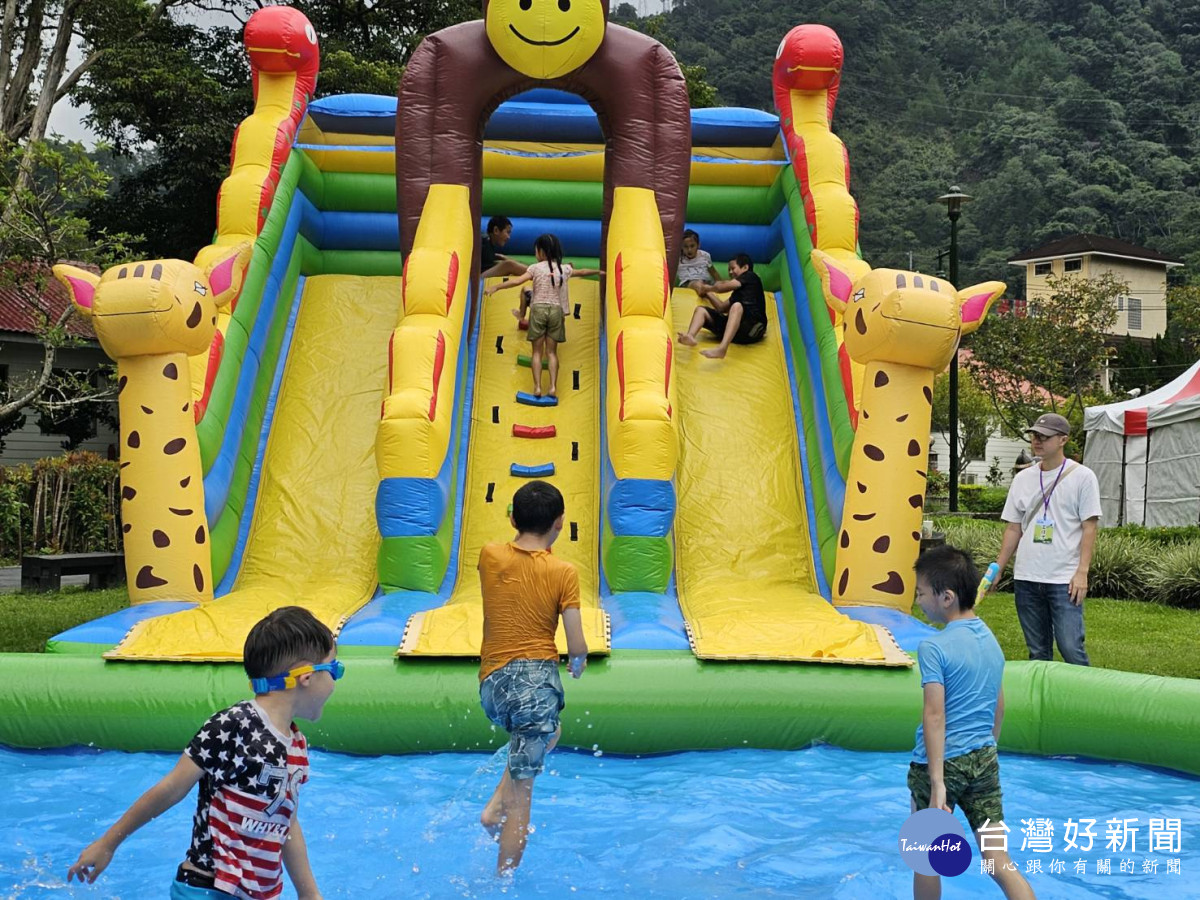 「谷關溫泉公園」水滑梯吸引許多家長帶小孩前來戲水消暑。