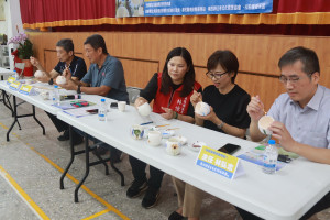 林主任（ 右起）、林處長、林議員、李理事長等來賓也參與彩繪陶杯。（記者扶小萍攝）