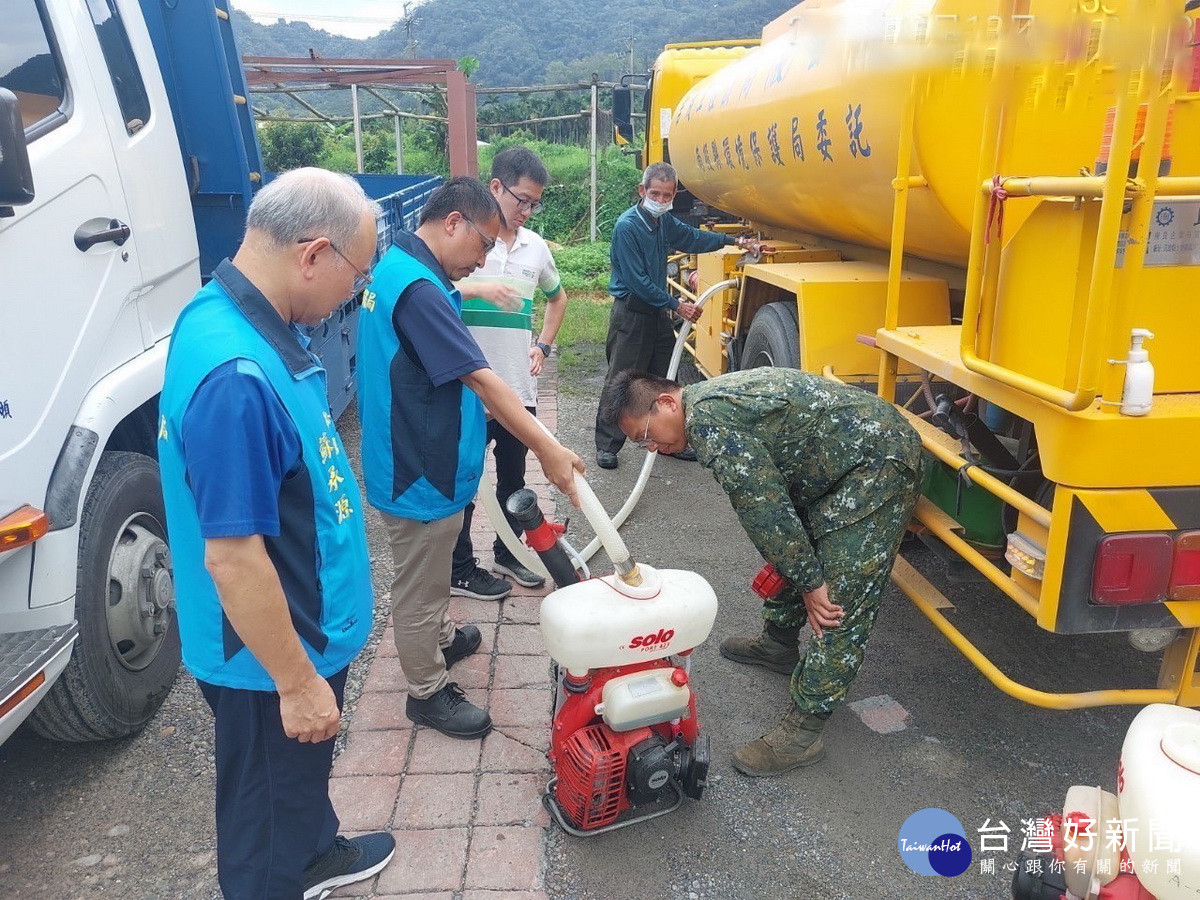 環保局與國軍、仁愛公所配合出動清理災區環境。（縣府提供）