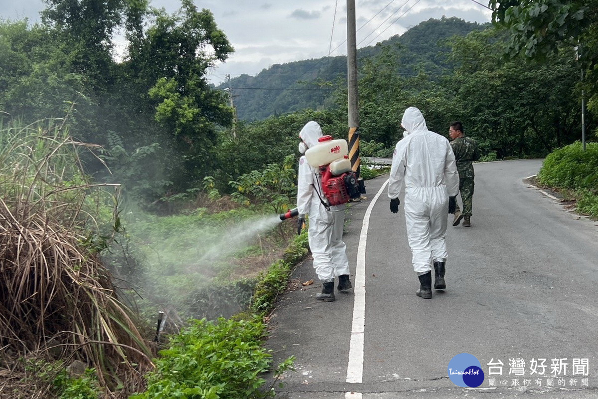 道路巷弄等均以人力展開消毒作業。（縣府提供）