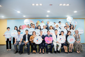 (第一排由左至右)陽明交通大學周穎政教授、時代力量李兆立秘書長、立法委員吳玉琴委員、台灣年輕病友協會潘怡伶理事長、行政院鄭文燦副院長、台灣年輕病友協會劉桓睿副理事長、健保署蔡淑鈴副署長、台灣癌症基金會蔡麗娟副執行長、台灣年輕病友協會陳渃晴秘書長，（第二、三排與會企業）台灣小野藥品工業股份有限公司、台灣必治妥施貴寶股份有限公司、台灣諾華股份有限公司、台灣禮來股份有限公司、H2U永悅健康股份有限公司、行動基因生技股份有限公司、西門子股份有限公司、南山人壽保險股份有限公司、威亞策略顧問股份有限公司、美商默沙東藥廠股份有限公司台灣分公司、香港商吉立亞醫藥有限公司台灣分公司、瑞士商艾伯維藥品有限公司台灣分公司、裕利股份有限公司、精英公關集團、臺灣阿斯特捷利康股份有限公司、蓓蕾莉生技有限公司、嬌生股份有限公司、賽諾菲股份有限公司、羅氏大藥廠股份有限公司。