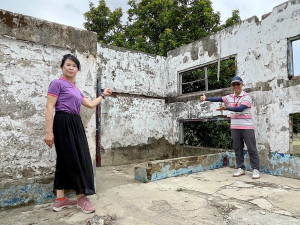 蔡憲忠(右)與朱俐蓉(左)兩位高年級生，透過勞動部多元就業方案進入中生社區，運用過往經驗為社區注入銀色活力