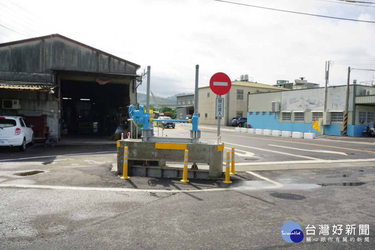 潭子外圍分洪道工程將水門原地復舊，於嘉豐路形成路障擋道。