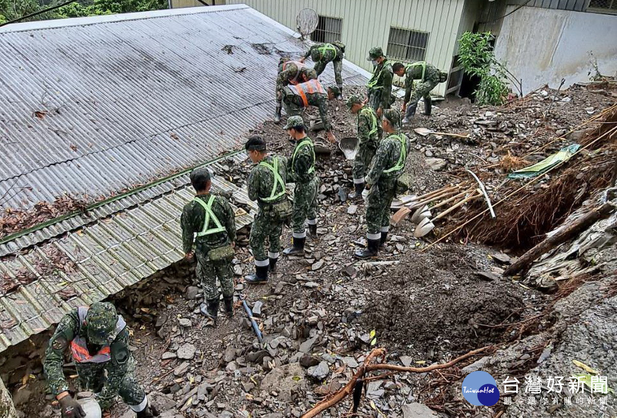 國軍協助清理家園村民感謝。（原民局提供）