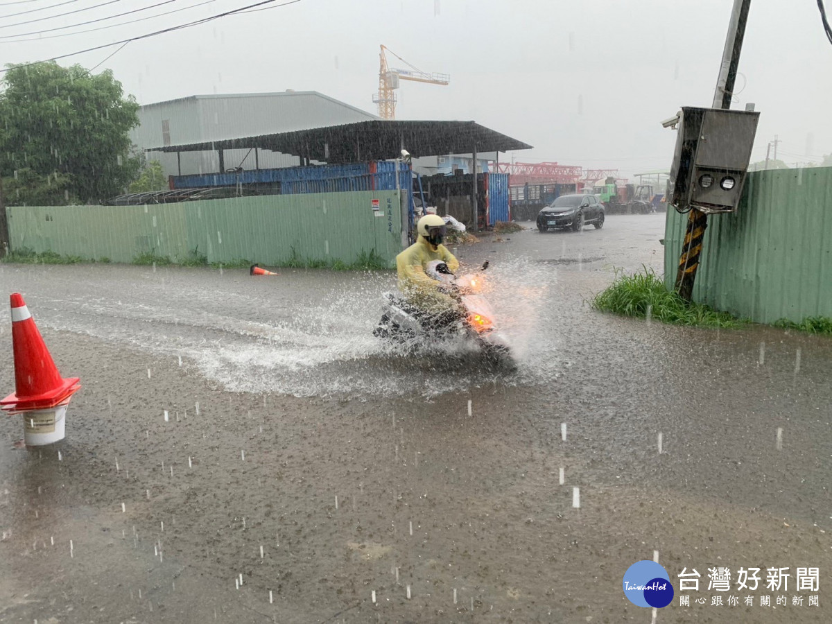 大雷雨造成蘆竹區長興路積淹。