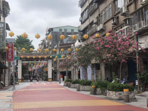 貴陽街紫薇搭配矮仙丹複層式花臺（圖／台北市公園處提供）