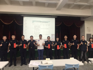 民雄警友辦事處主任林茂盛親自頒發獎勵金鼓勵員警／陳致愷翻攝