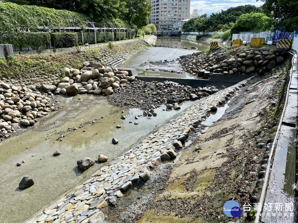 軟埤仔溪水環境改善工程進度微幅超前3.57%，預計明年6月份可完工。