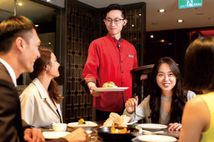 福容飯店外場服務人員。（福容飯店提供）