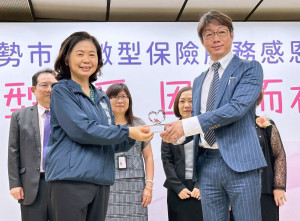 中壽攜手高雄市府推微保，齊心守護弱勢家庭，由中壽資深協理林詠傑(圖右)代表獲頒感謝狀。
