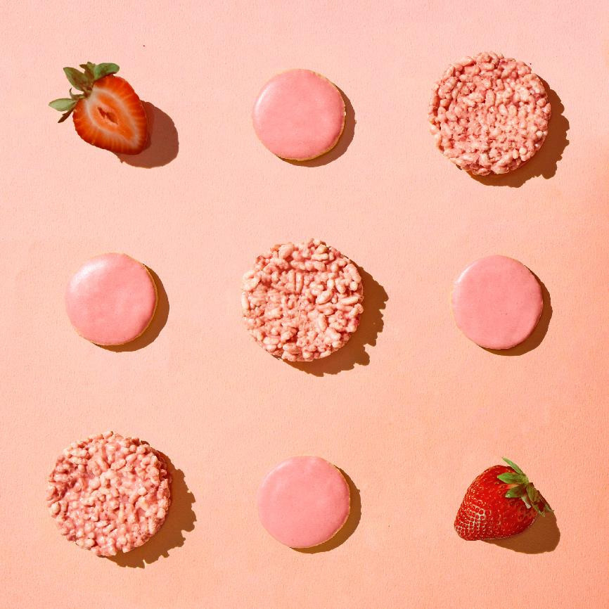 Koti Koti推出節慶限定的「草莓糖霜餅乾」及「草莓巧克力脆脆」。（圖／業者提供）