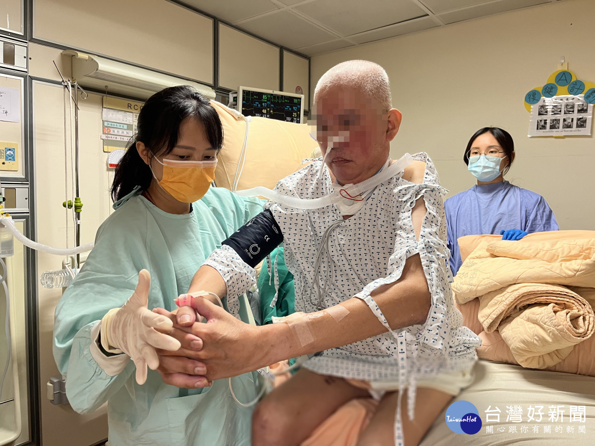 復健醫學部物理治療師(左一)在亞急性呼吸照護病房為葉先生做早期復健。