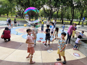 ▲高市兒福中心8月19日結合女力好HOW市集，在婦女館旁綠地辦理「玩聚x尋寶市集」。