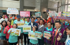 ▲陳其邁及國際獅子會300E-5區總監張展圖為身心障礙團體加油打氣。