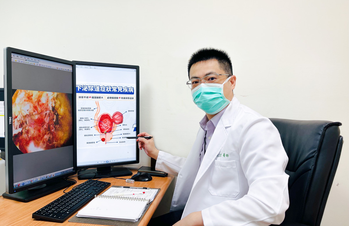 泌尿科宋文瑋醫師說明泌尿道常見疾病(右螢幕)與內視鏡下糜爛的攝護腺組織(左螢幕)。
