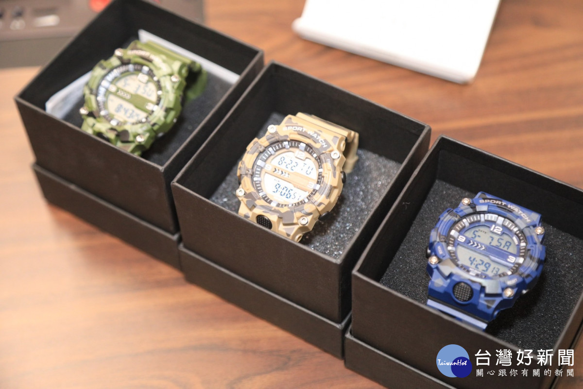 台中市府準備的迷彩電子錶，特別依照陸軍、海軍、空軍不同軍種給予不同迷彩花色