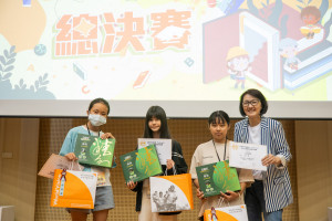 台灣世界展望會會長李紹齡（右）頒獎給國中組優勝選手，鼓勵大家開心學習、開心玩（台灣世界展望會提供）