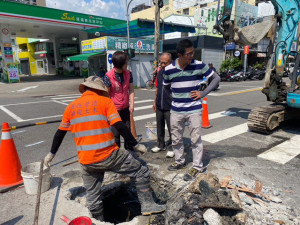 開挖清除水溝阻塞。林重鎣