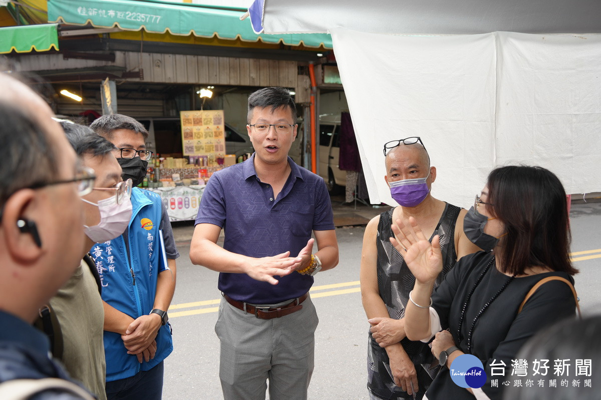 張市長到南投公有零售市場與攤商洽談爭取優化計畫。（市公所提供）