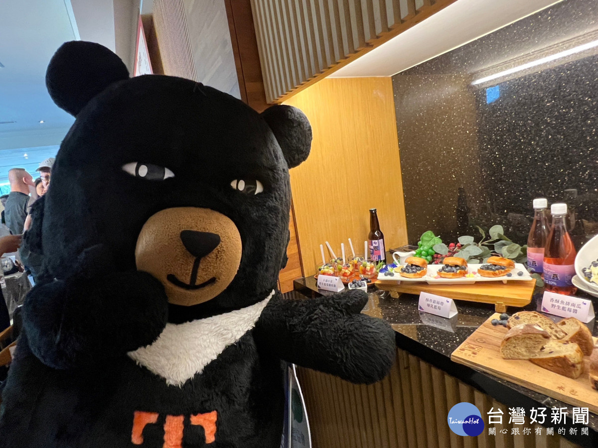 台灣觀光大使喔熊組長介紹「布魯貝莉慶典三重奏」喔熊藍莓聯名產品及入菜菜餚。