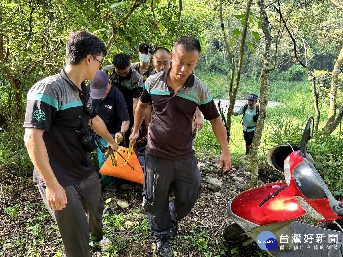 男子晨運失足墜落山坡喊聲求救　警民合力救起緊急協助送醫