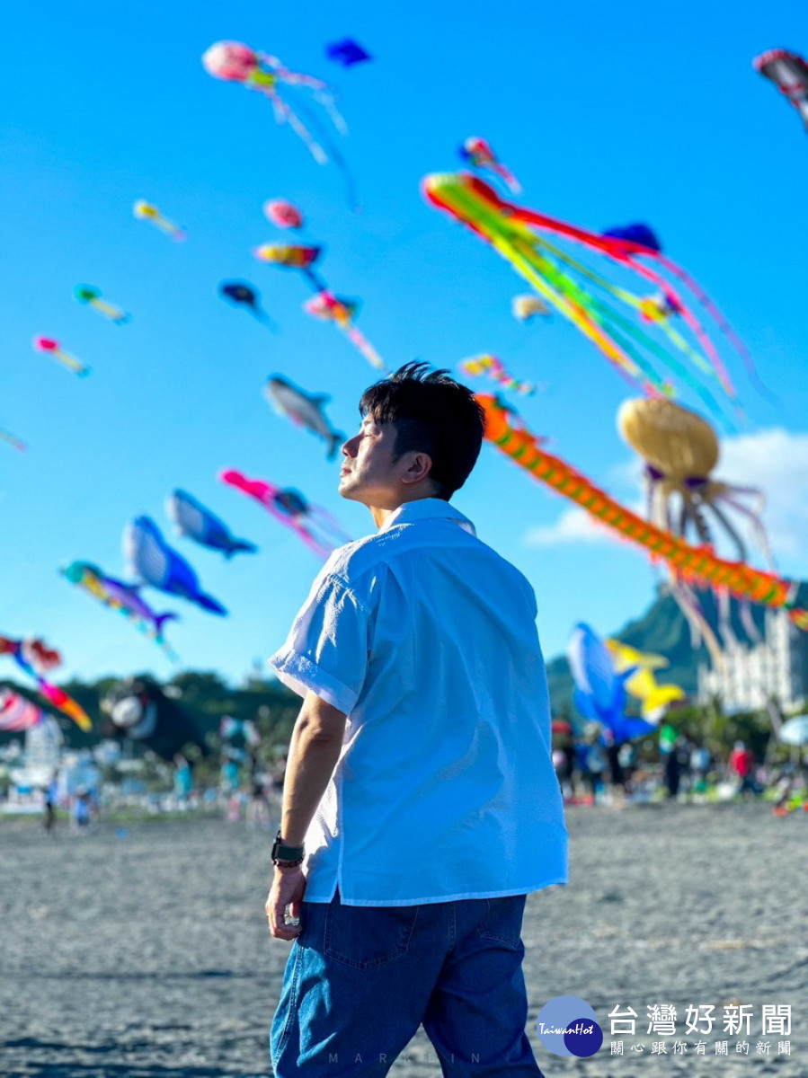 ▲今年旗津風箏節放飛上百隻造型風箏。