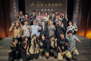 第五屆「金險奬」頒獎典禮同慶遠雄人壽30週年，遠雄人壽總經理趙學欣(中排左4)、世新大學校長陳清河(中排左5)與評審團親臨頒獎，給予未來之星支持鼓勵。