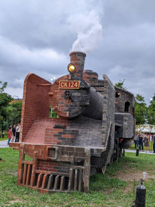 全台最具鐵道特色的公共藝術作品，依照CK124國寶級蒸汽火車頭原型設計、用上萬塊磚頭全力打造而成的「福爾摩沙號」磚造火車頭，26日下午5點，在甫完工（尚末正式啟用）的「扇形車庫停車場」旁廣場正式開箱啟用，炫麗亮相！圖／記者鄧富珍攝