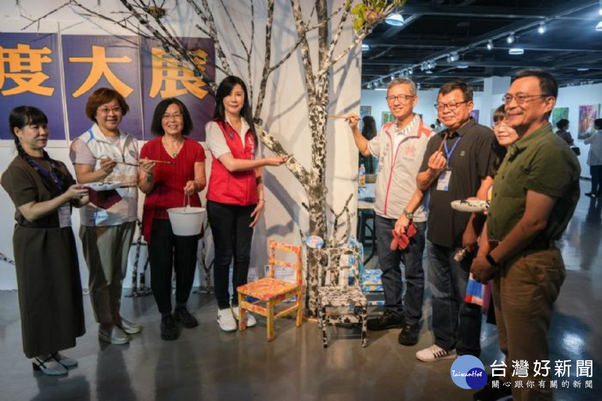 王副市長與萬美玲立委、歷屆理事長一起以毛筆妝點現場以樹為主題的創作品。