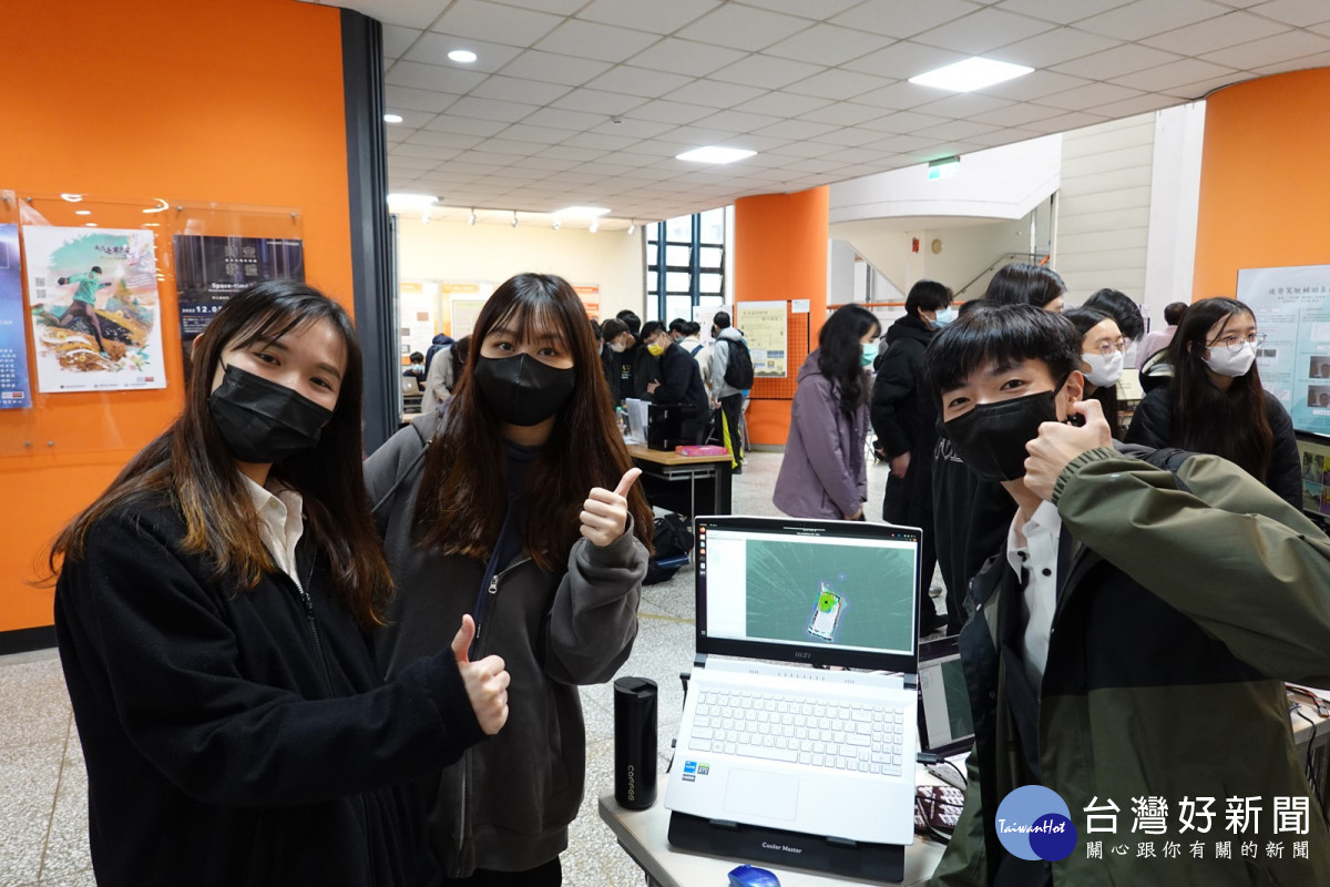 中原大學資訊系專題競賽成果展，鼓勵學生在團隊合作中發揮專業與創意。